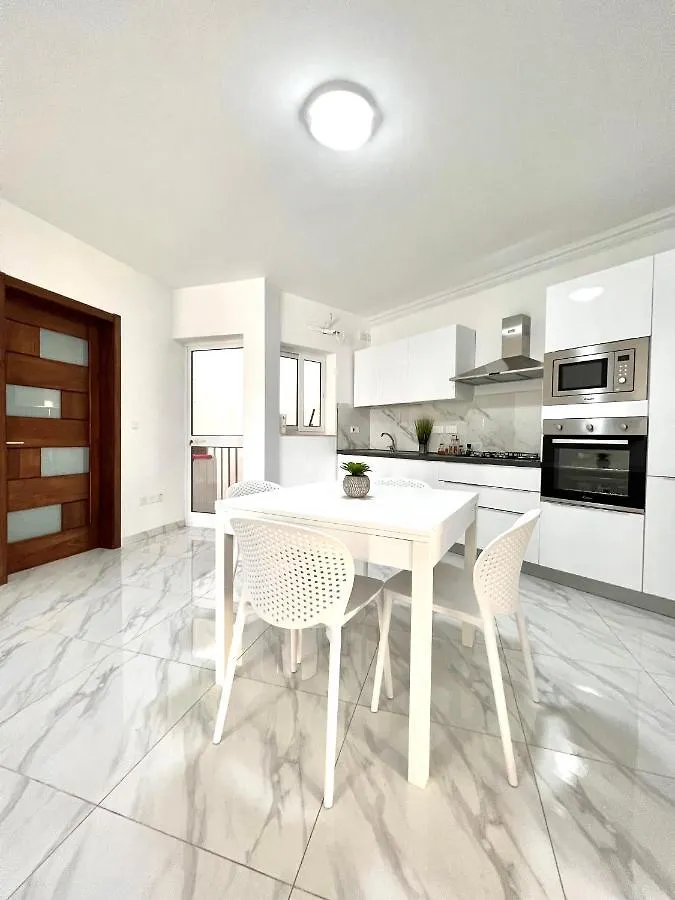 Apartament Condo With Patio Overlooking Piazza Gzira